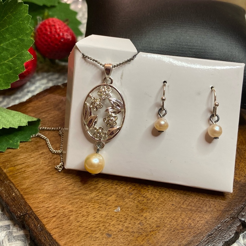 Avon Sweet Sunshine Freshwater Pearl Necklace and Drop Earrings Silver Tone J068